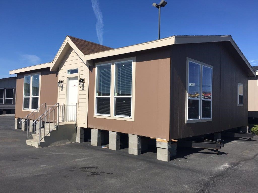 The ING382F REDWOOD II   (FULL) GW Exterior. This Manufactured Mobile Home features 2 bedrooms and 2 baths.