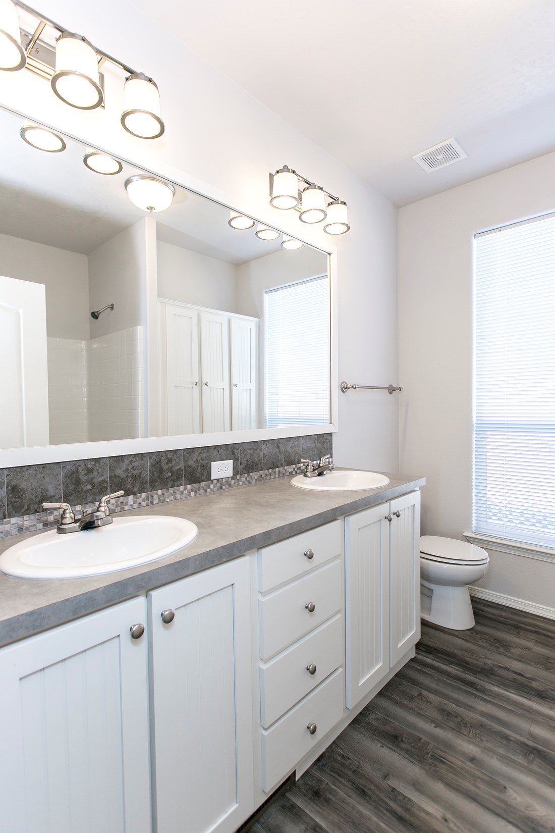 The ING681F EUCALYPTUS   (FULL) GW Guest Bathroom. This Manufactured Mobile Home features 3 bedrooms and 2 baths.