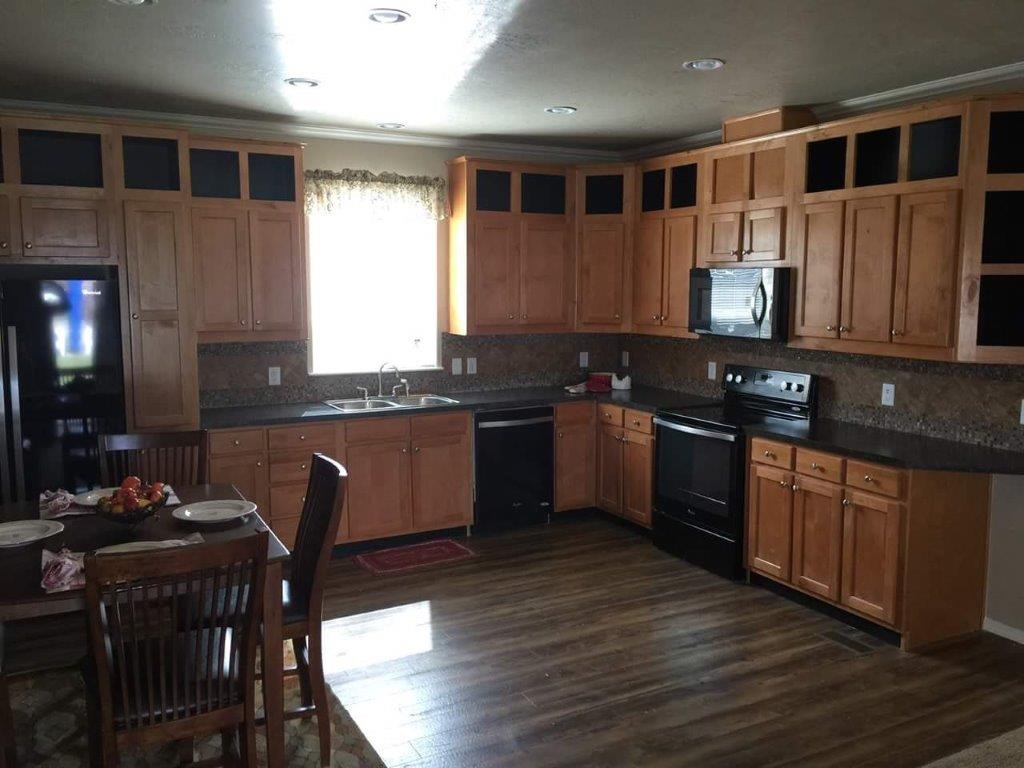 The ING481F FRASER       (FULL) GW Kitchen. This Manufactured Mobile Home features 3 bedrooms and 2 baths.